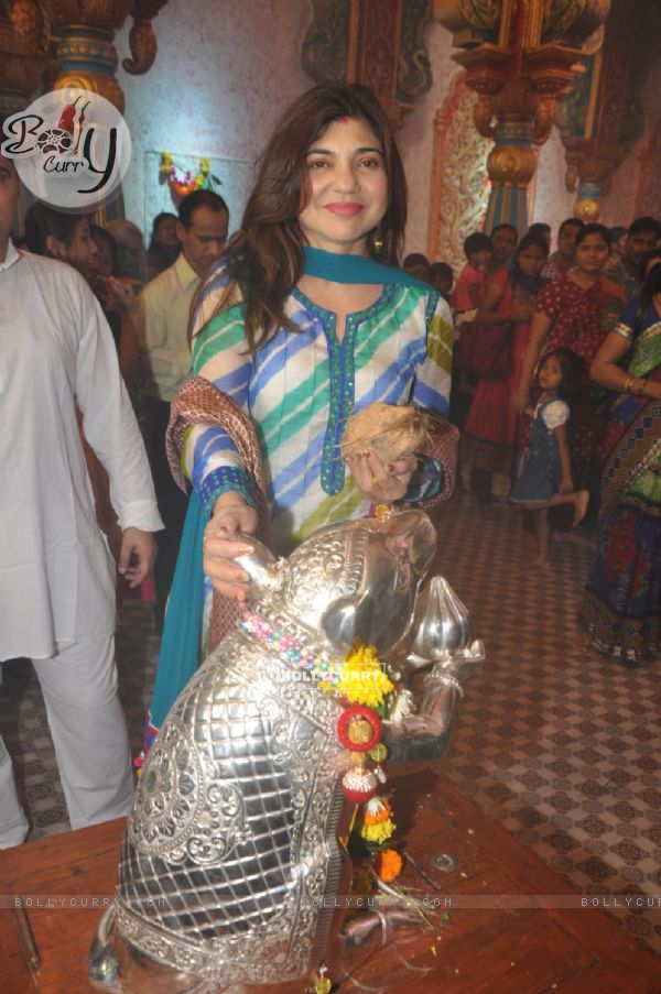 Alka Yagnik Visits Andheri Cha Raja