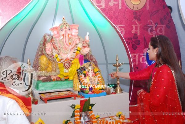Rani Mukherjee offering her prayers to Lord Ganesha