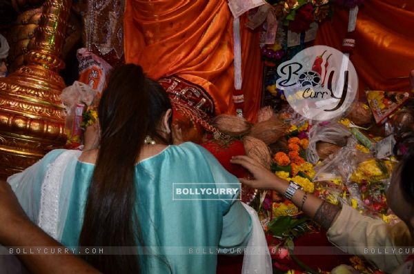 Rani Mukherjee seeks the blessings of Lalbaug cha Raja