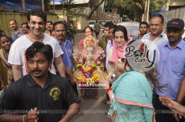 Ameesha Patel snapped with Ganesha idol at the Visarjan of Lord Ganesha