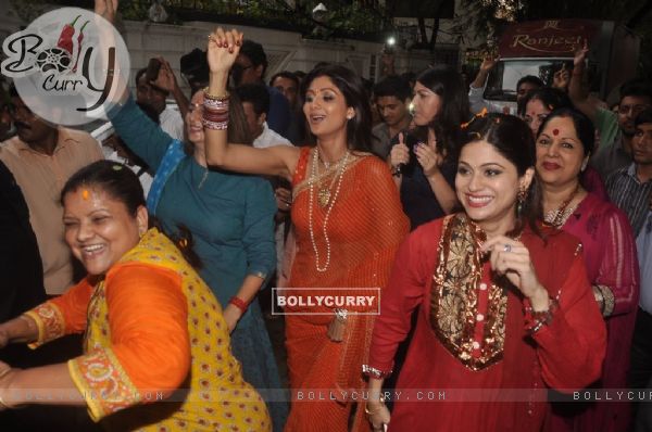 Shilpa Shetty and Shamita Shetty dance to the beats of dhol at the Visarjan of Lord Ganesha
