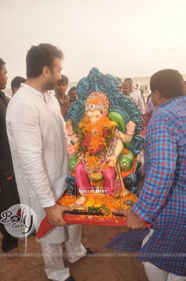 Raj Kundra snapped holding the Ganesha idol for the Visarjan