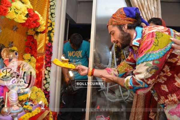 Sharad Malhotra performs an Aarti to Lord Ganesha