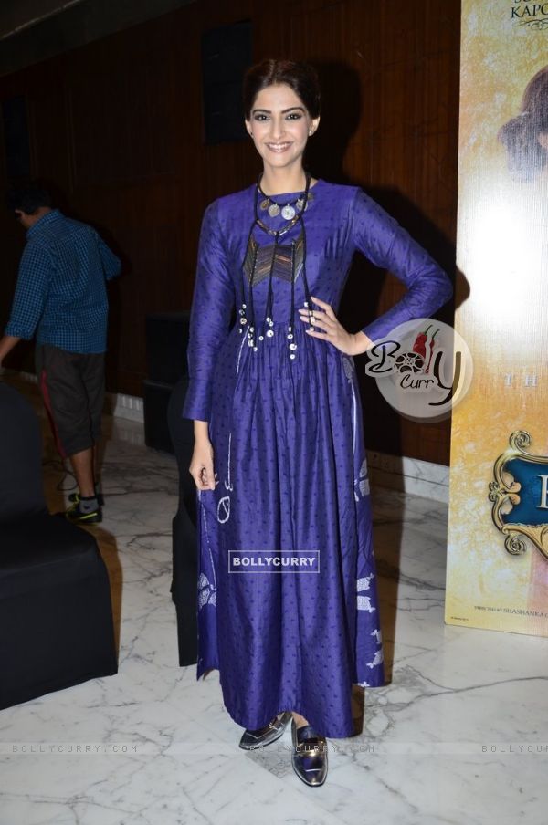 Sonam Kapoor poses for the media at the Promotion of Khoobsurat (335139)