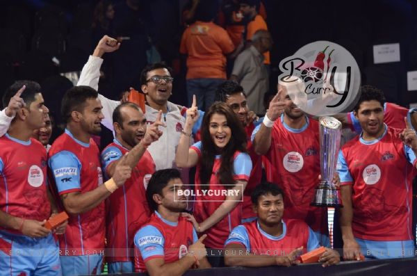 Aishwarya Rai poses with Jaipur Pink Panthers at the Winning Ceremony of Pro Kabbadi League