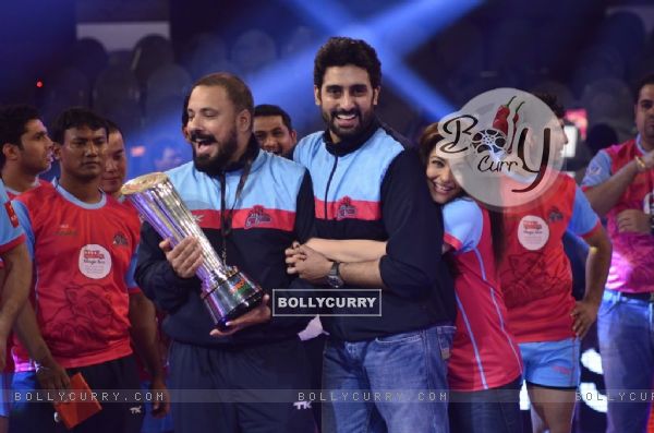 Abhishek and Aishwarya hand over the trophy to the coach of Jaipur Pink Panthers