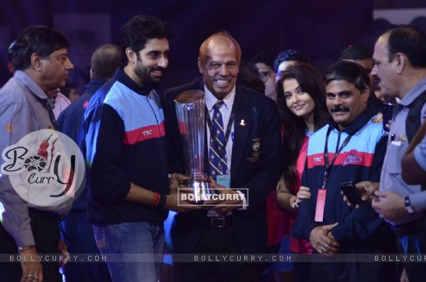 Abhishek Bachchan receiving the Trophy at the Winning Ceremony of Pro Kabbadi League