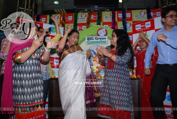 Asha Bhosle shakes a leg with the team of 92.7 Big FM