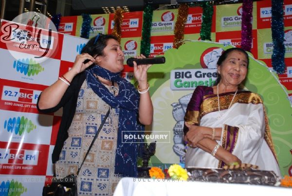 Rj sings for Asha Bhosle at the Celebration of Ganesh Utsav with 92.7 Big FM