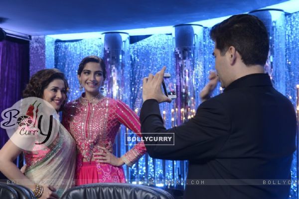 Karan Johar clicks a pic of Sonam Kapoor and Madhuri Dixit on Jhalak Dikhhlaa Jaa Season 7 (335421)
