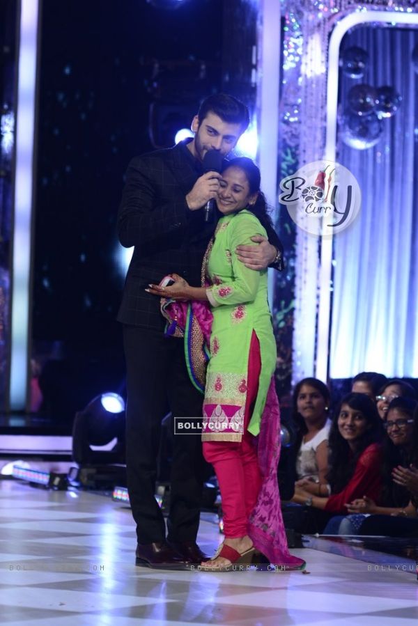 Fawad Khan hugs fan at the Promotions of Khoobsurat on Jhalak Dikhhlaa Jaa Season 7 (335428)