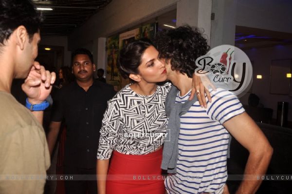 Deepika Padukone snapped hugging Imtiaz Ali at the Screening of Finding Fanny (335701)