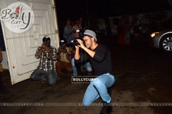 Varun Dhawan snapped clicking photos with a DSLR at the Screening of Finding Fanny (335715)