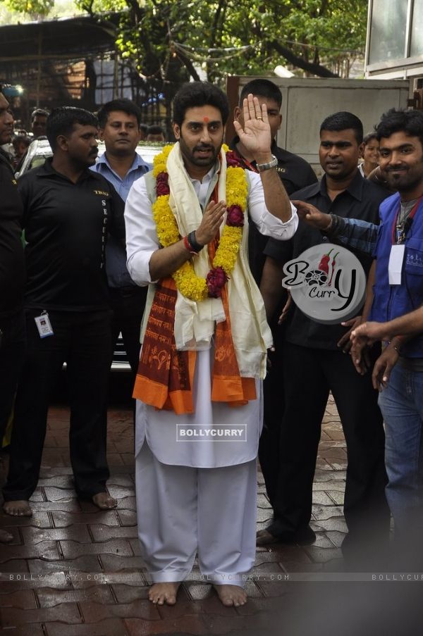 Abhishek Bachchan waves out to his fans at Siddhivinayak