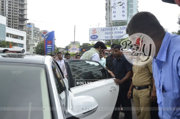 Abhishek Bachchan arrives at Siddhivinayak