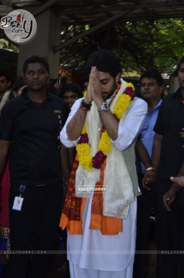 Abhishek Bachchan seeks blessings at Siddhivinayak