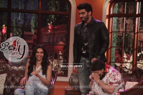Deepika Padukone and Arjun Kapoor Promote Finding Fanny on Comedy Nights with Kapil (335875)