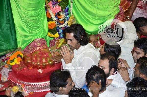 Arjun Rampal seeks blessings from Lalbaughcha Raja