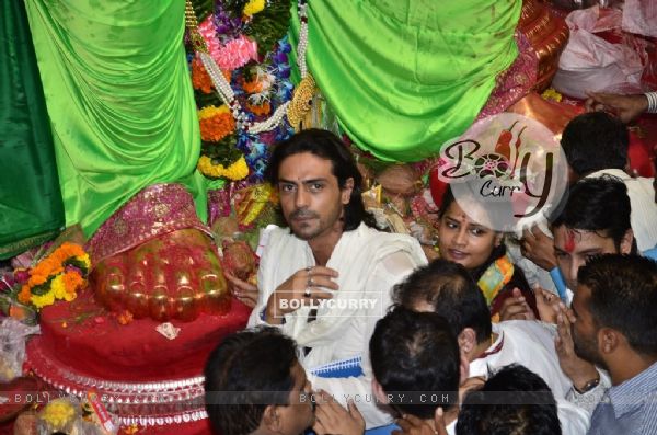 Arjun Rampal Visits Lalbaughcha Raja