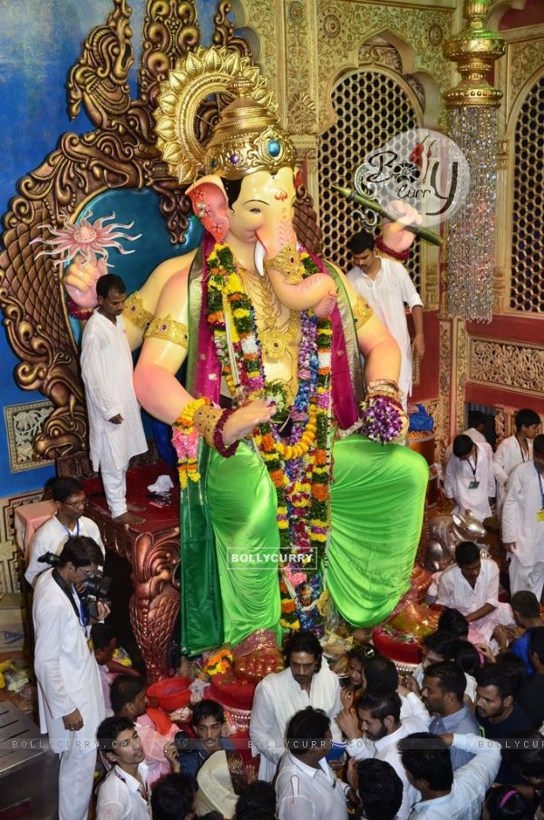 Arjun Rampal Visits Lalbaughcha Raja