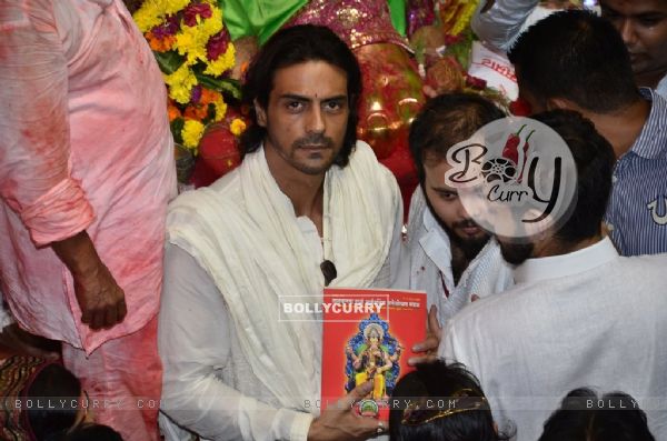 Arjun Rampal Visits Lalbaughcha Raja