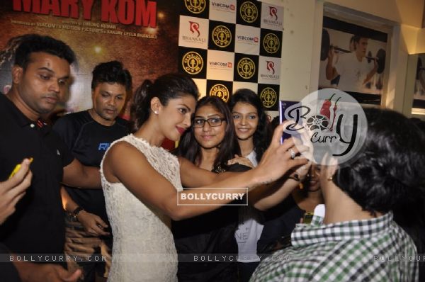 A selfie moment at the Promotions of Mary Kom at Gold's Gym (336240)