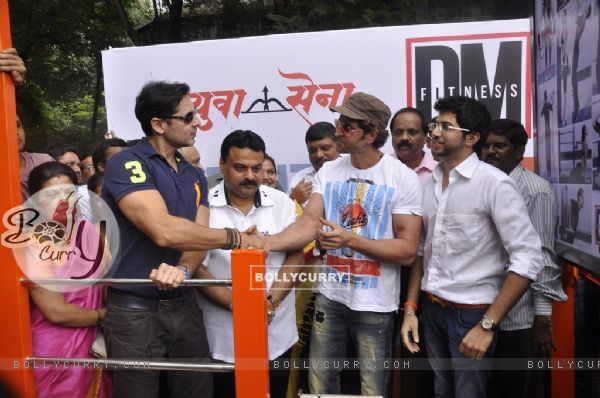 Hrithik Roshan congratulates Dino Morea at the Launch of DM Fitness