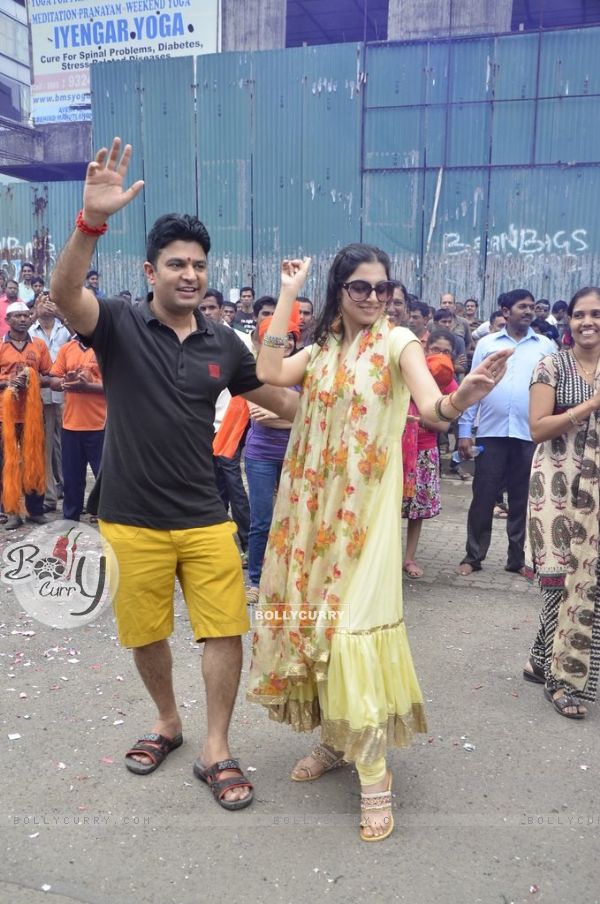 Bhushan Kumar and Divya Khosla dance at the Ganpati  Visarjan