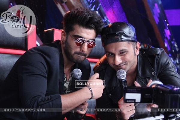 Arjun Kapoor poses with Yo Yo Honey Singh at the Promotions of Finding Fanny on India's Raw Star (336372)