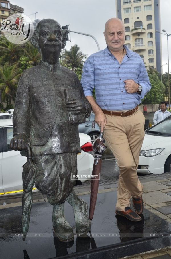 Anupam Kher with the comman man's statue of R.K. Laxman (336578)