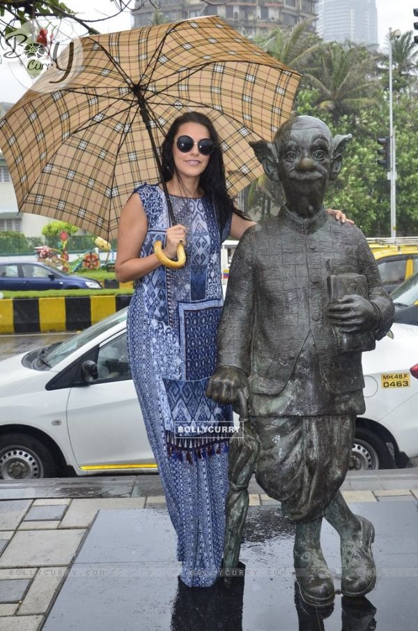 Neha Dhupia with the comman man's statue of R.K. Laxman (336581)