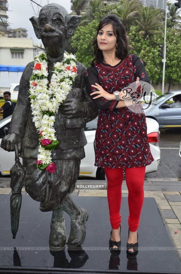 Aditi Sharma with the comman man's statue of R.K. Laxman (336591)