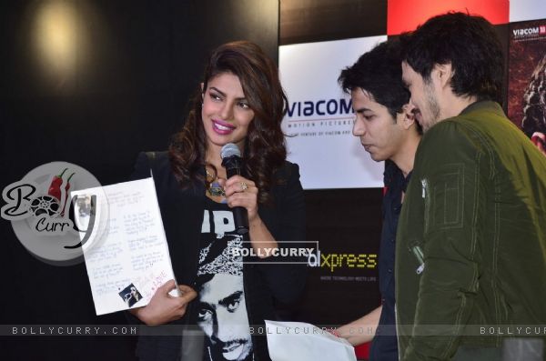 Priyanka Chopra recieves a hand made card by a fan at the Promotions of Mary Kom at Reliance Outlet