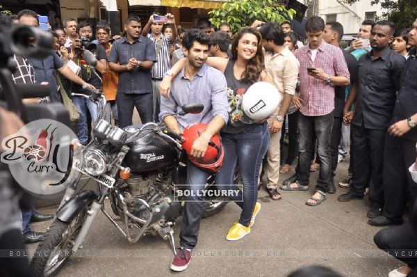 Parineeti and Aditya pose for the media at the Flag Off of the Daawat-E-Ishq Food Yatra