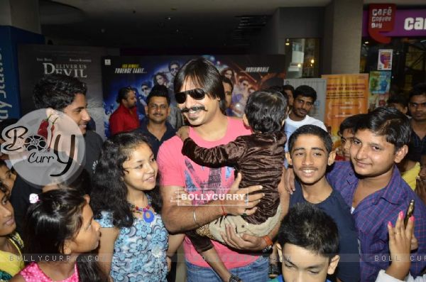 Vivek Oberoi poses for the media with Cancer Patients