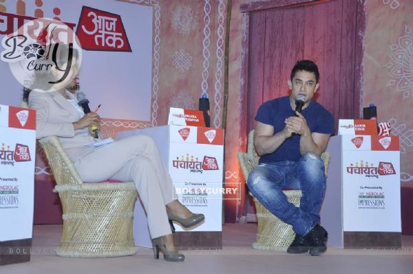 Aamir Khan addressing the audience at Aaj Tak Panchayat Talk Show