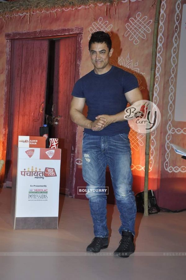 Aamir Khan poses for the media at Aaj Tak Panchayat Talk Show