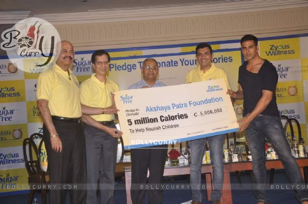 Akshay Kumar and Sanjeev Kapoor at Donate Your Calories Sugarfree Campaign