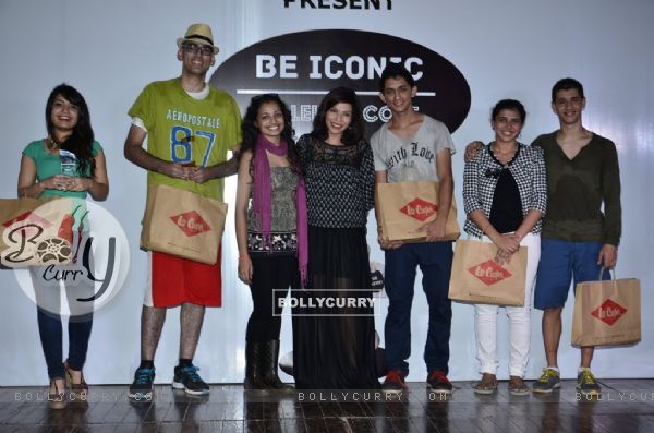 Shilpa Shukla poses with students at Sophia College's Kaleidoscope Festival