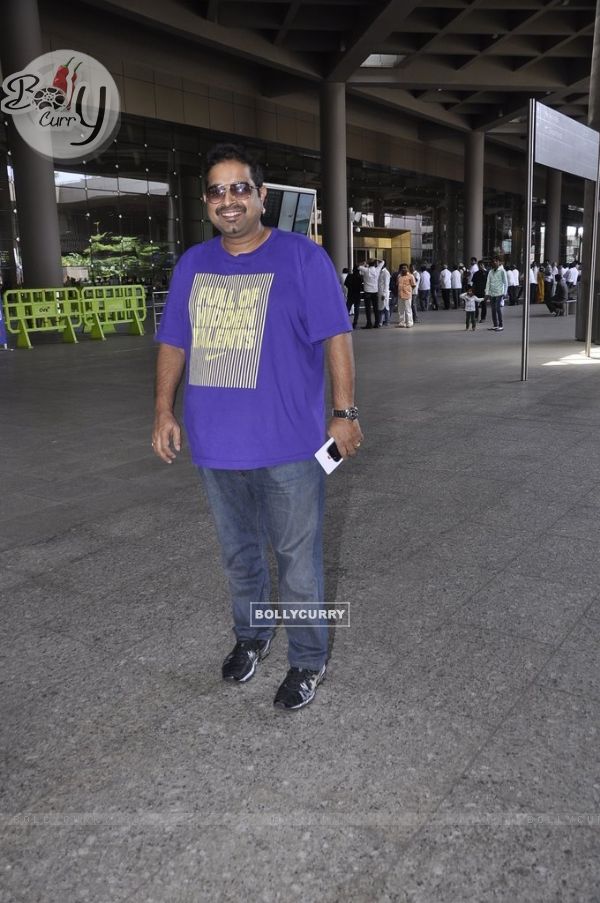 Shankar Mahadevan poses for the media at Airport