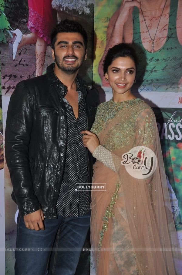 Arjun Kapoor and Deepika Padukone pose for the media at the Success Bash of Finding Fanny (337283)
