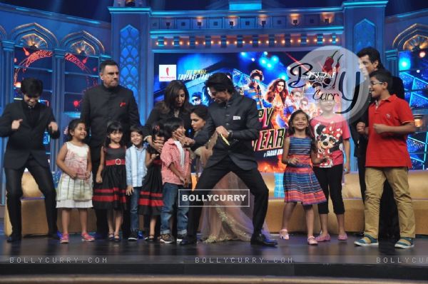 Shah Rukh Khan shakes a leg with kids at the Music Launch of Happy New Year