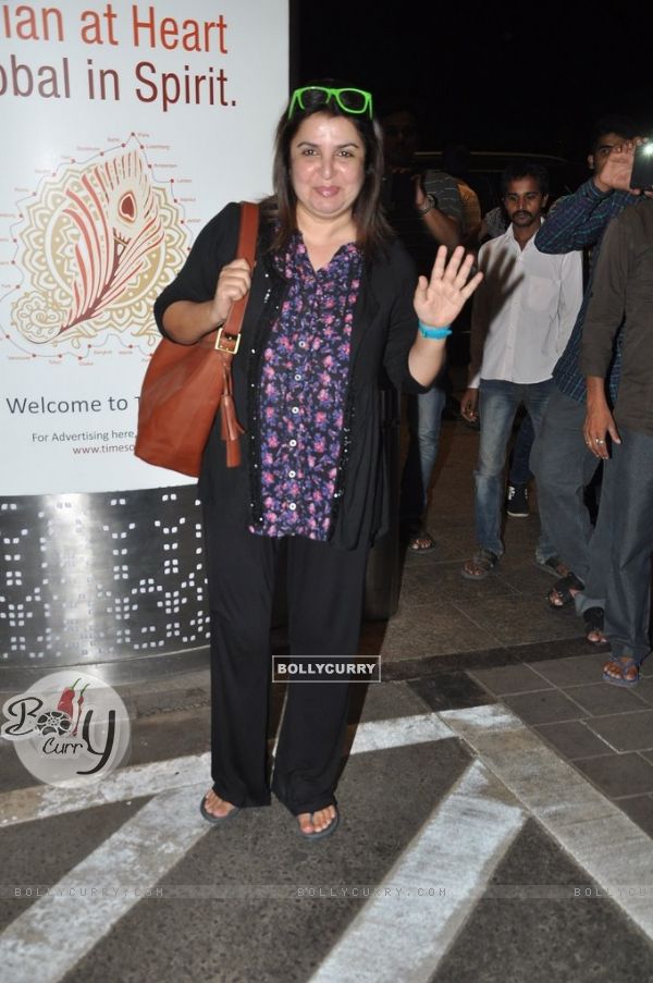 Farah Khan poses for the media at airport while leaving for Slam Tour