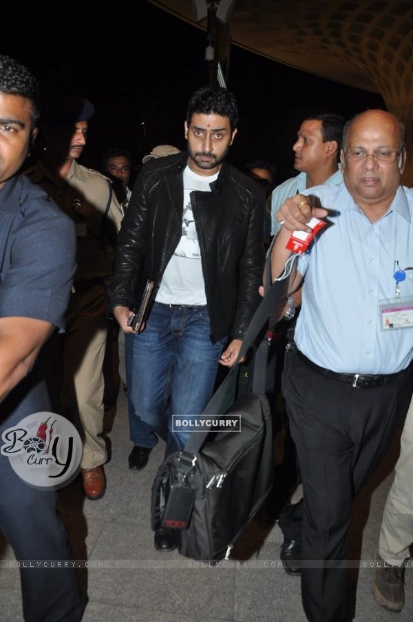 Abhishek Bachchan snapped at Airport while leaving for Slam Tour (337511)