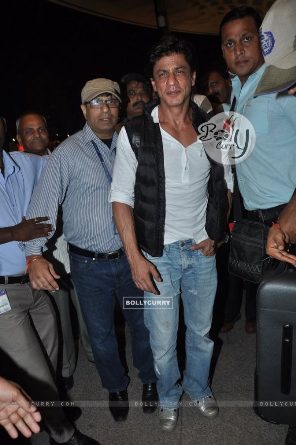 Shah Rukh Khan poses for the media at Airport while leaving for Slam Tour