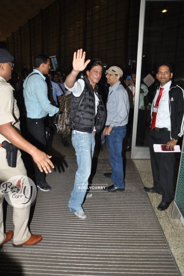 Shah Rukh Khan waves to the fans at Airport