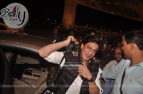 Shah Rukh Khan snapped at Airport while leaving for Slam Tour (337521)