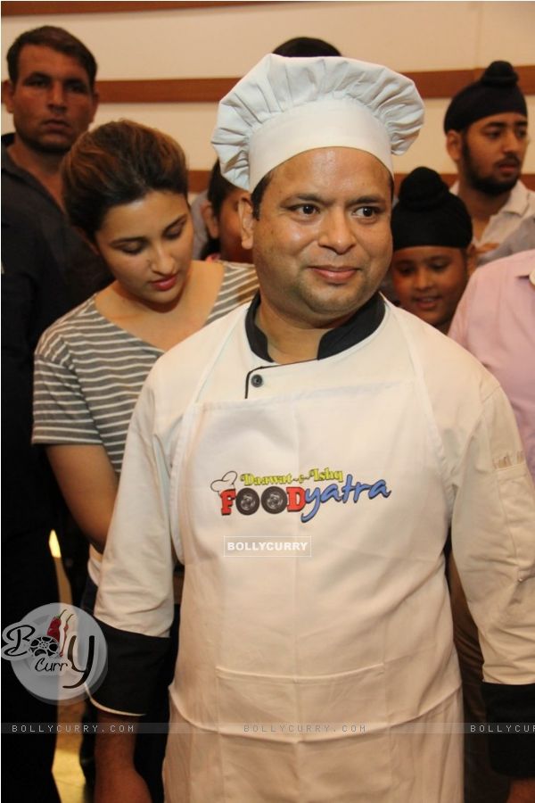 Parineeti gives Daawat-e-Ishq Food Yatra apron to the chef (337556)