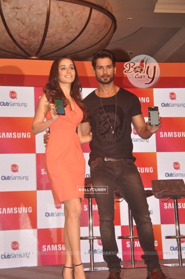 Shraddha Kapoor and Shahid Kapoor pose with the Samsung Smart phone at the Promotion of Haider (337645)