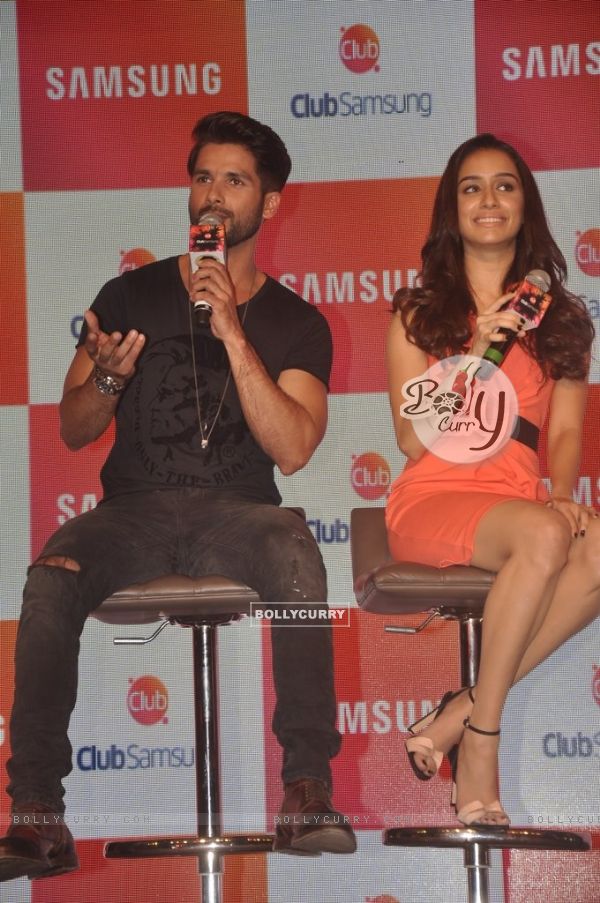 Shahid Kapoor addressing the audience at the Promotion of Haider (337649)